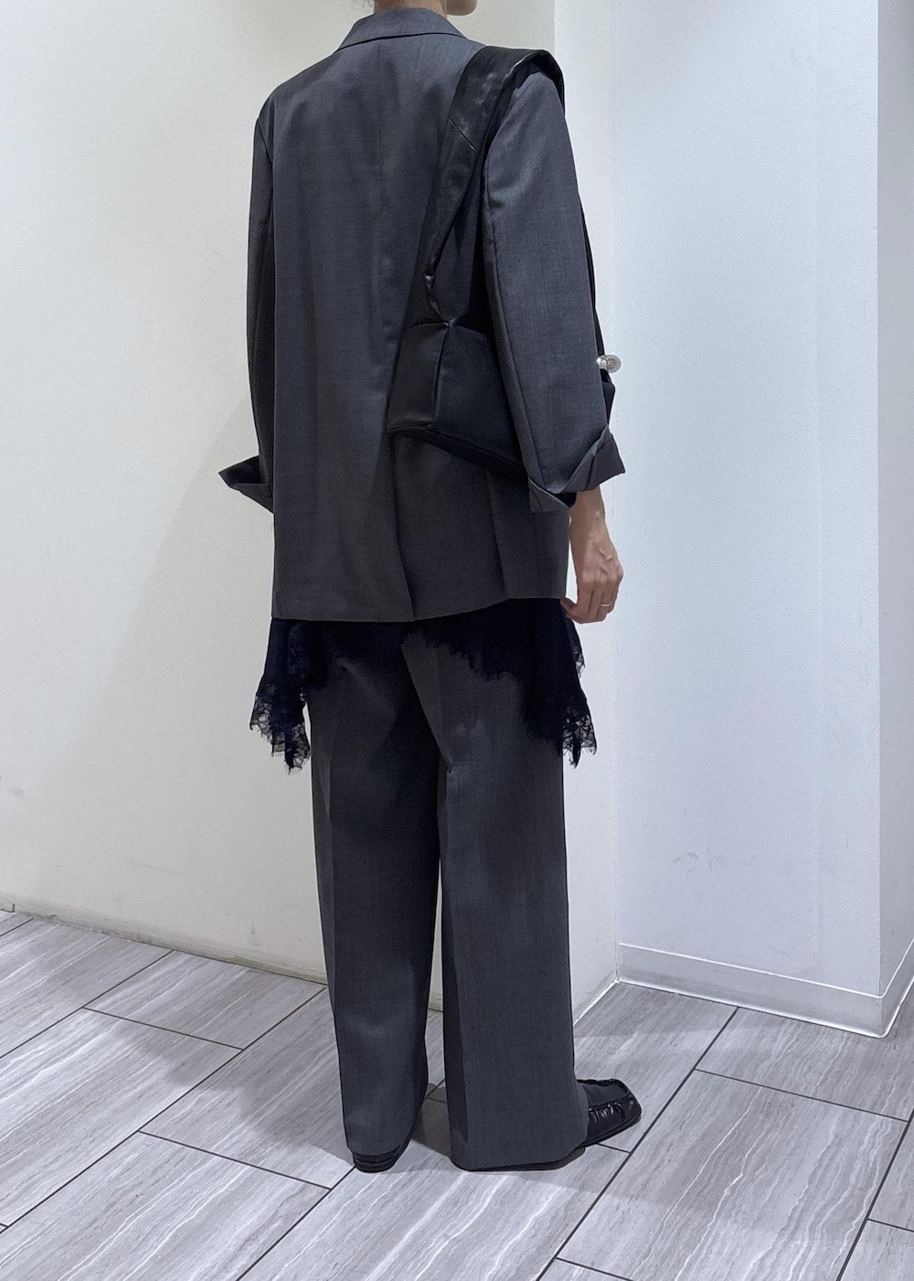 ブラック系のローファー、ブルー系のシャツ/ブラウス、グレー系のテーラードジャケットを着用したレディースの冬コーディネートの4枚目の写真