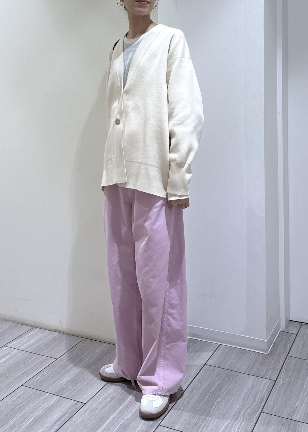 ホワイト系のスニーカー、ホワイト系のカーディガン/ボレロ、ブラウン系のショルダーバッグを着用したレディースの冬コーディネートの3枚目の写真