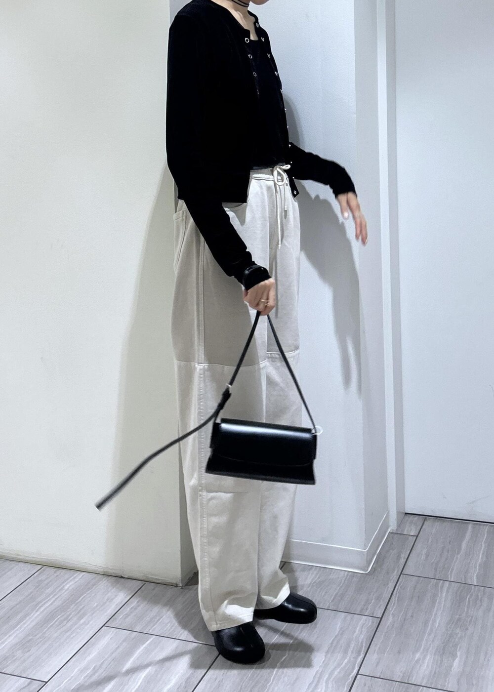 ブラック系のブーツ、ブラック系のカーディガン/ボレロ、ブラック系のショルダーバッグを着用したレディースの秋コーディネートの5枚目の写真