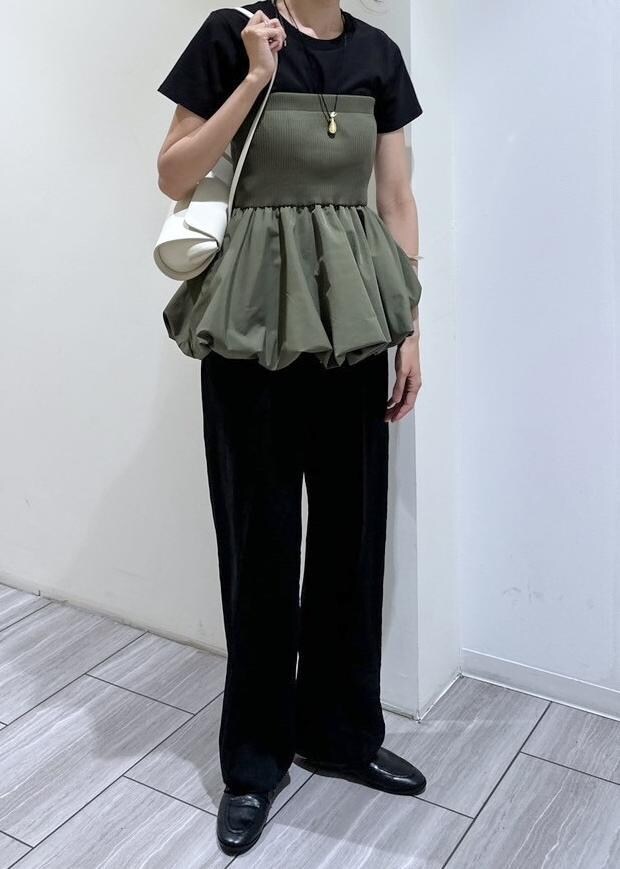 ホワイト系のショルダーバッグ、ブラック系のその他パンツ、グリーン系のTシャツ/カットソーを着用したレディースの春コーディネートの4枚目の写真