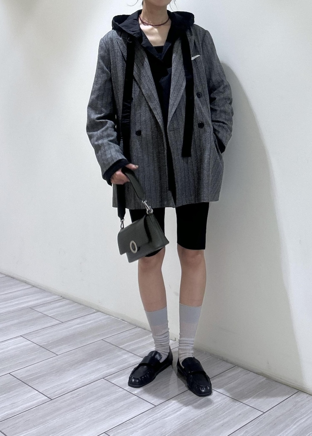 ブラック系のその他パンツ、ブラック系のシャツ/ブラウス、グレー系のテーラードジャケットを着用したレディースの秋コーディネートの2枚目の写真