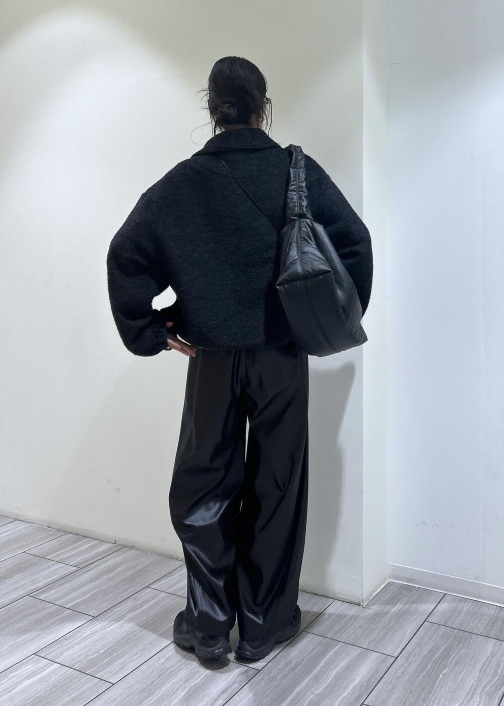 ブラック系のその他パンツ、ブラック系のショルダーバッグ、ブラック系のスニーカーを着用したレディースの秋コーディネートの4枚目の写真