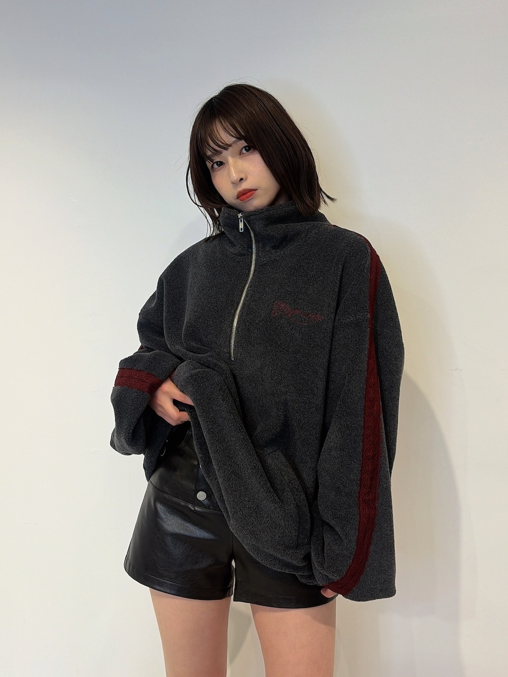 グレー系のTシャツ/カットソー、レッド系のブーツ、ブラウン系のトートバッグを着用したレディースの夏コーディネートの5枚目の写真