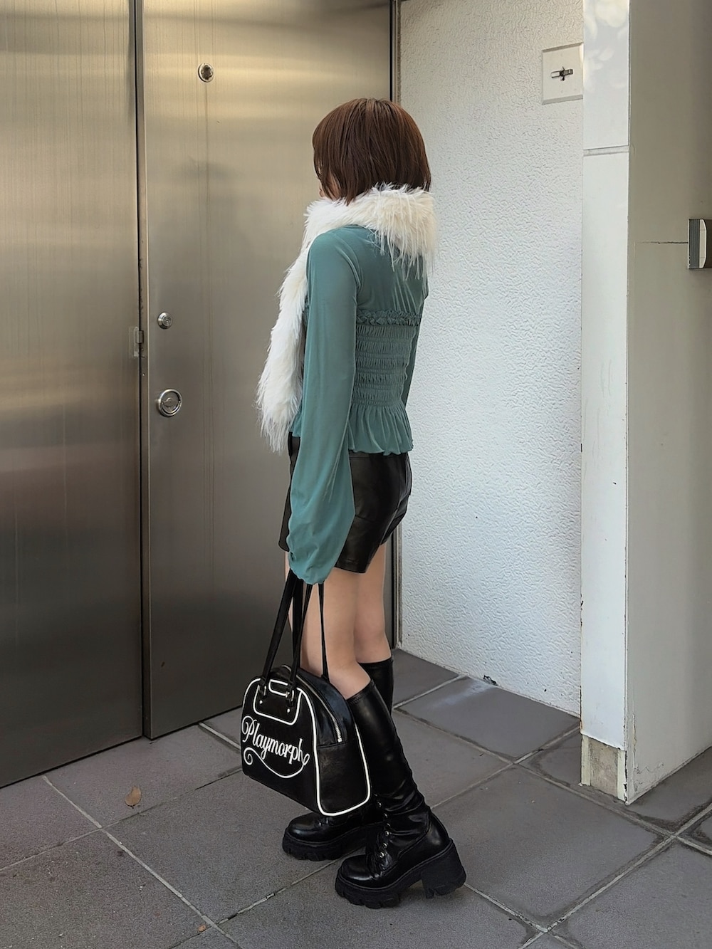 グリーン系のTシャツ/カットソー、ブラック系のボストンバッグ、ブラック系のその他パンツを着用したレディースの秋コーディネートの3枚目の写真