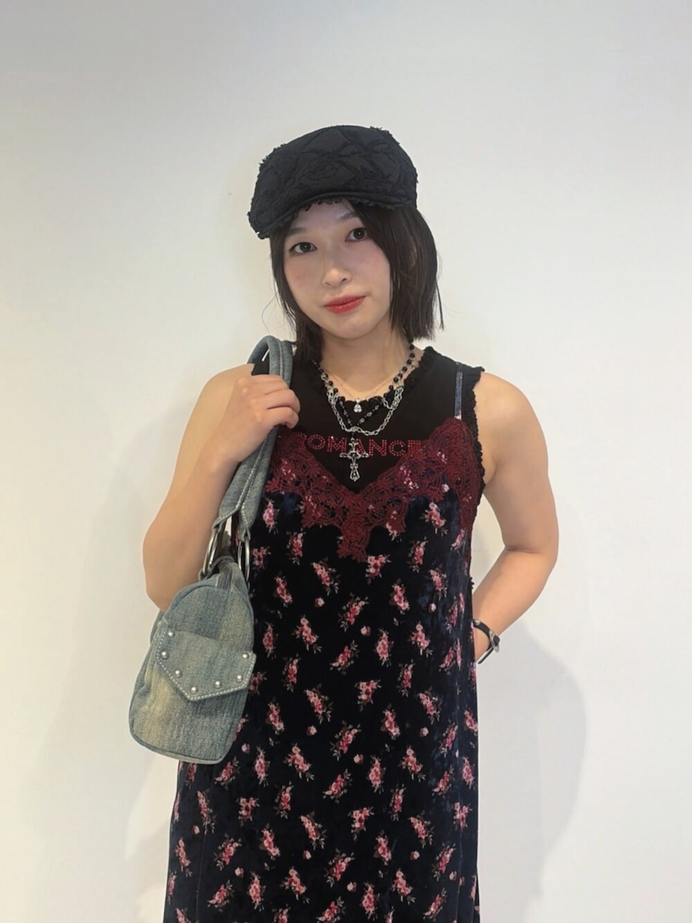 ブルー系のワンピース、ブルー系のボストンバッグ、ブラック系のタンクトップを着用したレディースの夏コーディネートの5枚目の写真