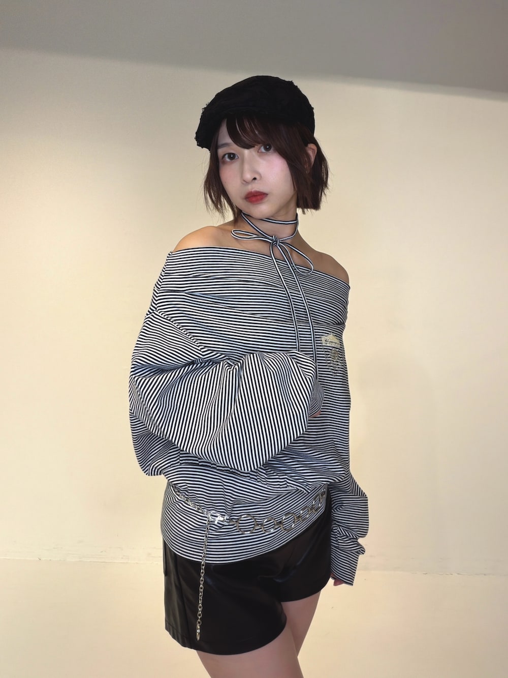 ブラック系のTシャツ/カットソー、ブラック系のその他パンツ、ブラック系のブーツを着用したレディースの秋コーディネートの6枚目の写真