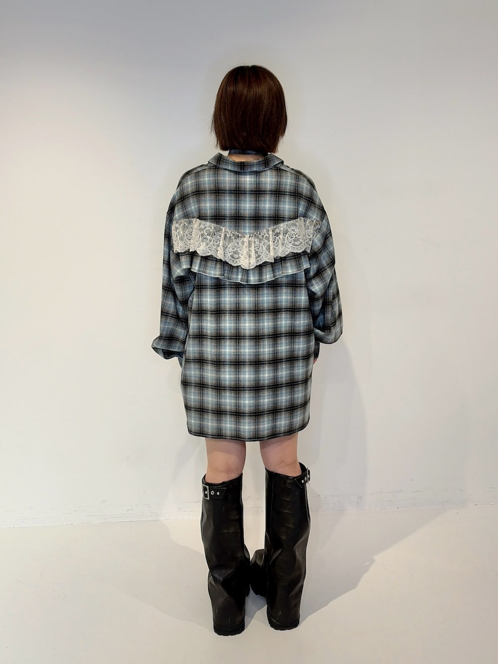 ブルー系のシャツ/ブラウス、ブラック系のその他パンツ、ブラック系のブーツを着用したレディースの秋コーディネートの3枚目の写真
