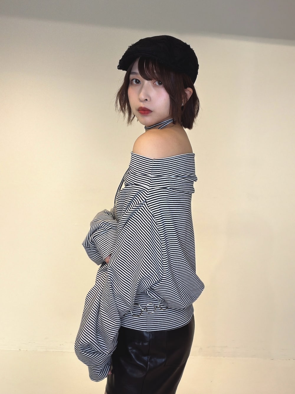 ブラック系のTシャツ/カットソー、ブラック系のその他パンツ、ブラック系のブーツを着用したレディースの秋コーディネートの4枚目の写真