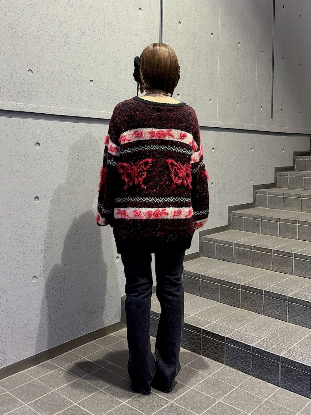 ブラック系のニット/セーター、ブラック系のその他パンツ、ブラック系のパンプスを着用したレディースの秋コーディネートの3枚目の写真