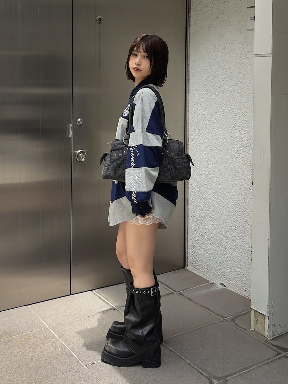 グレー系のTシャツ/カットソー、ブラック系のボストンバッグ、ブラック系のブーツを着用したレディースの夏コーディネートの2枚目の写真