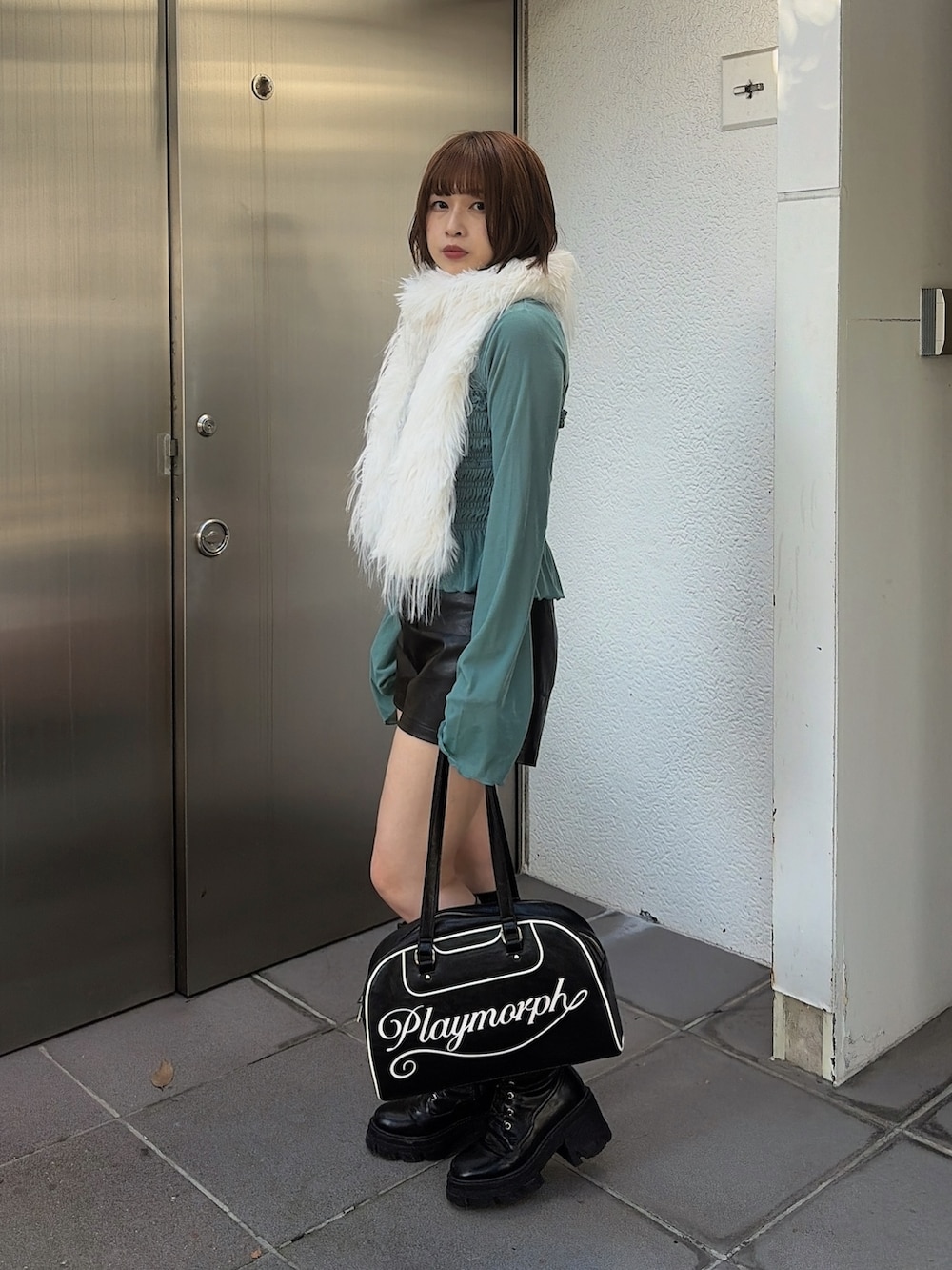 グリーン系のTシャツ/カットソー、ブラック系のボストンバッグ、ブラック系のその他パンツを着用したレディースの秋コーディネートの2枚目の写真