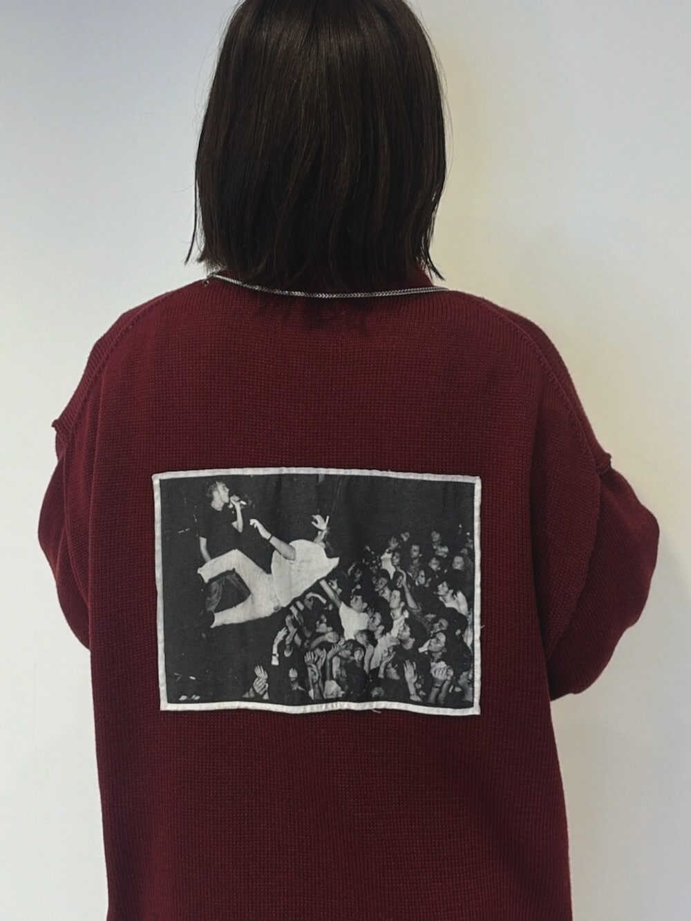 レッド系のカーディガン/ボレロ、ホワイト系のシャツ/ブラウス、グレー系のスカートを着用したレディースの夏コーディネートの6枚目の写真