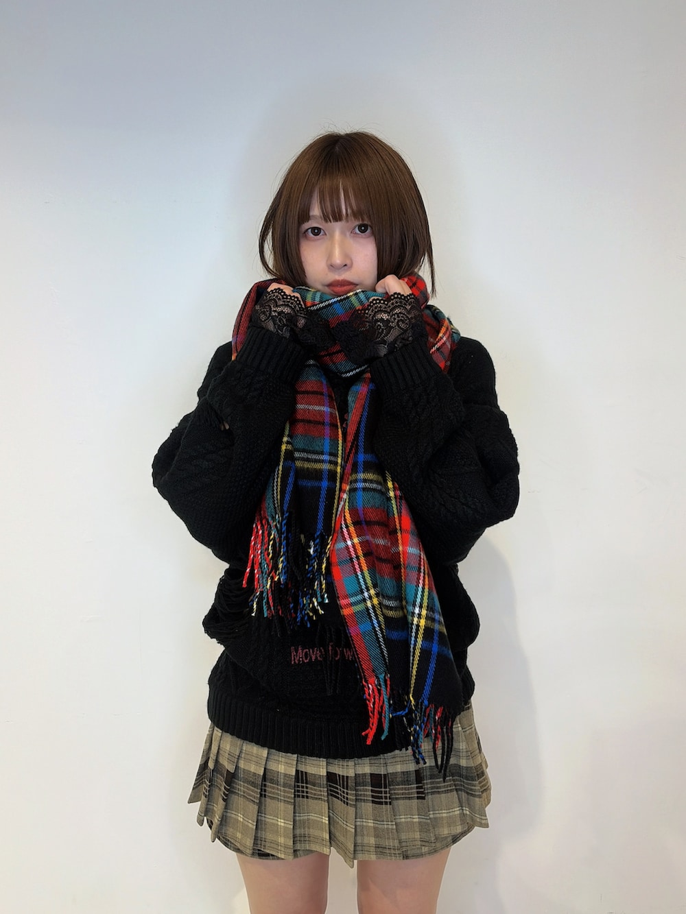 ブラック系のニット/セーター、ブラウン系のその他パンツ、ブラック系のブーツを着用したレディースの秋コーディネートの5枚目の写真