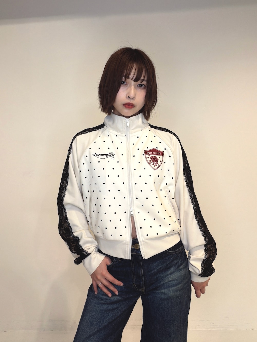 ブルー系のデニムパンツ、ホワイト系のTシャツ/カットソーを着用したレディースの秋コーディネートの7枚目の写真