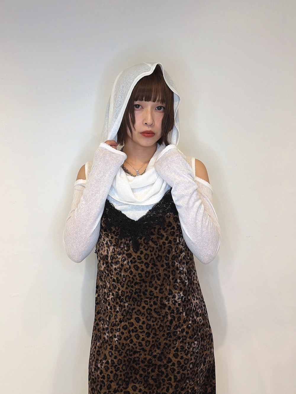 ホワイト系のTシャツ/カットソー、ブラウン系のワンピース、レッド系のブーツを着用したレディースの秋コーディネートの5枚目の写真