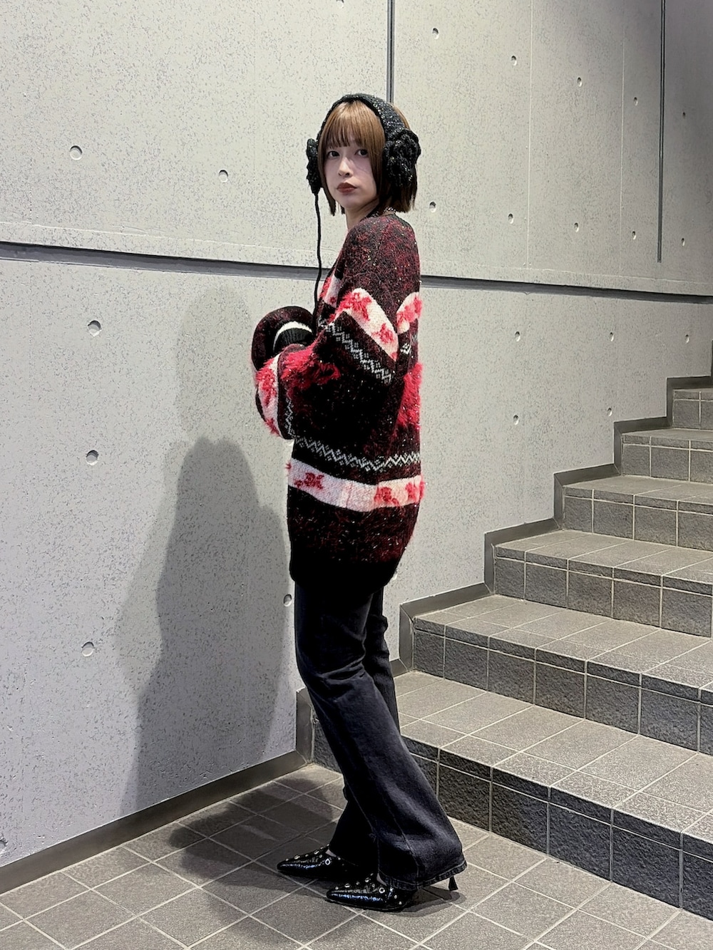 ブラック系のニット/セーター、ブラック系のその他パンツ、ブラック系のパンプスを着用したレディースの秋コーディネートの2枚目の写真