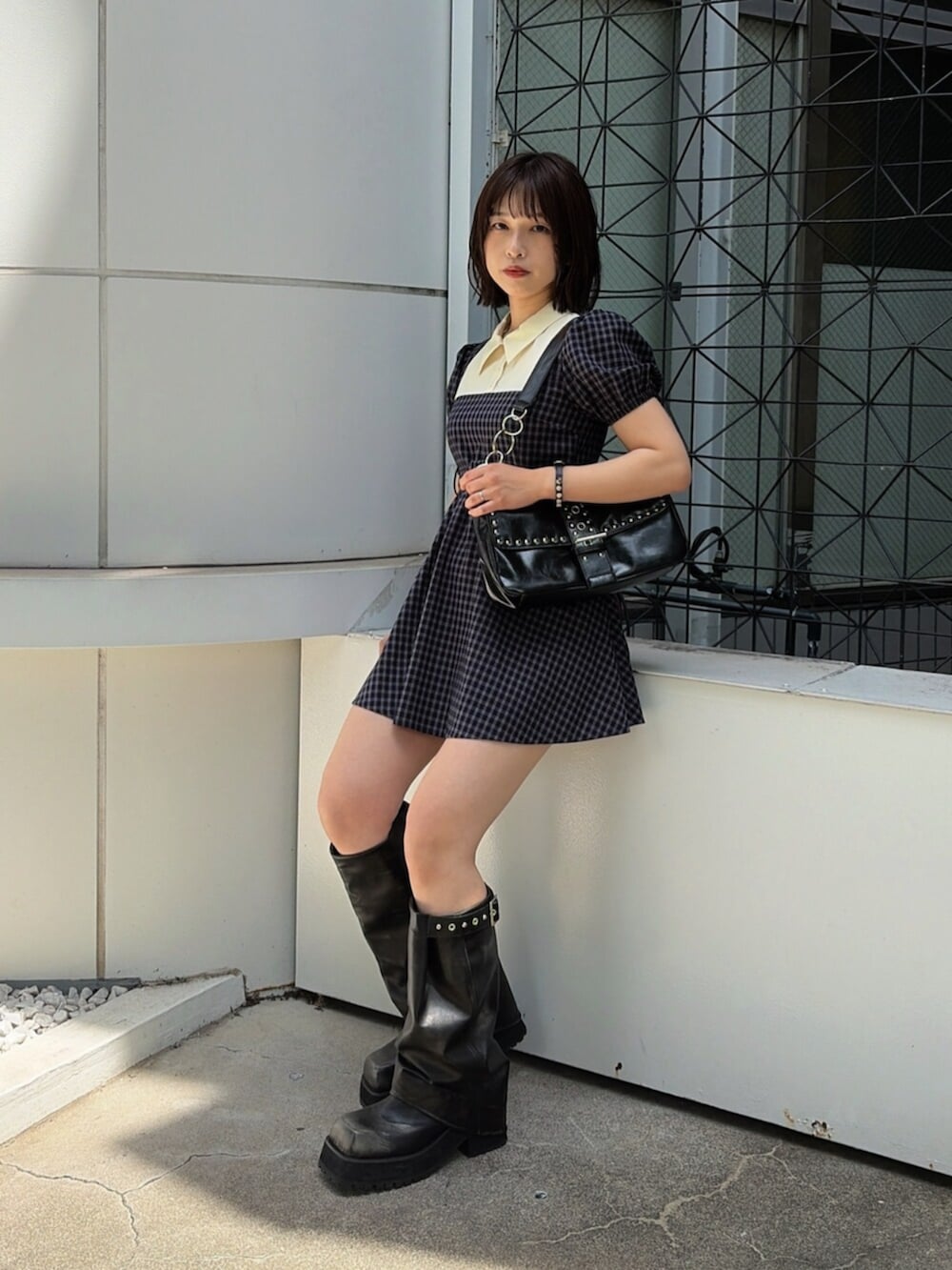 ブルー系のワンピース、ブラック系のハンドバッグ、ブラック系のブーツを着用したレディースの夏コーディネートの8枚目の写真