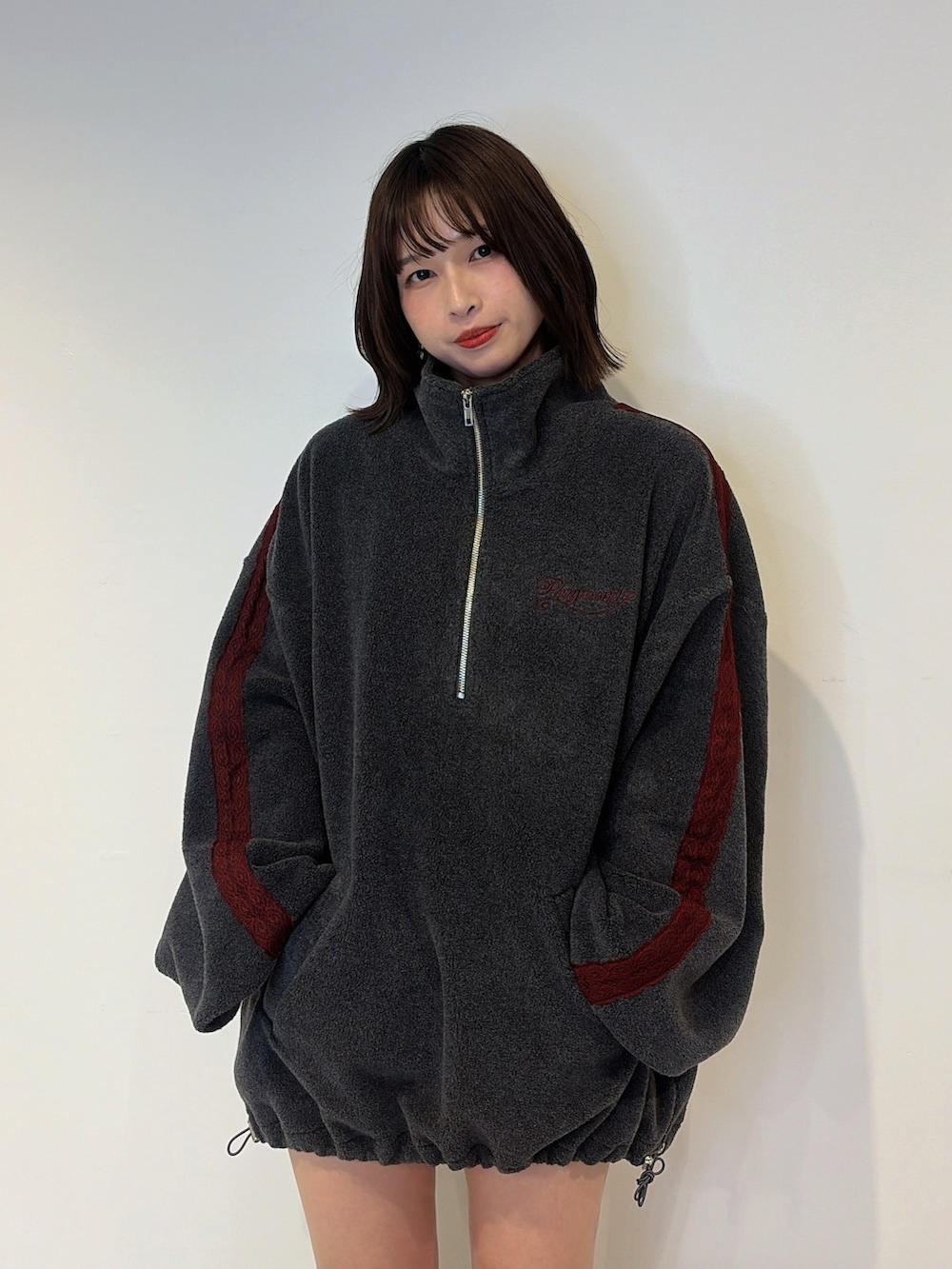 グレー系のTシャツ/カットソー、レッド系のブーツ、ブラウン系のトートバッグを着用したレディースの夏コーディネートの4枚目の写真