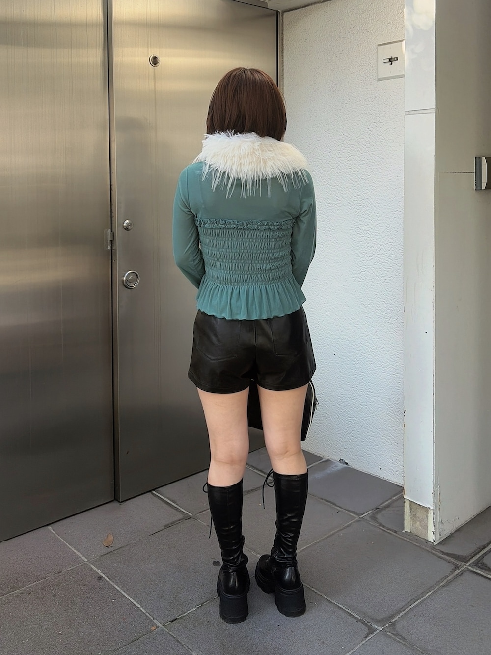 グリーン系のTシャツ/カットソー、ブラック系のボストンバッグ、ブラック系のその他パンツを着用したレディースの秋コーディネートの4枚目の写真