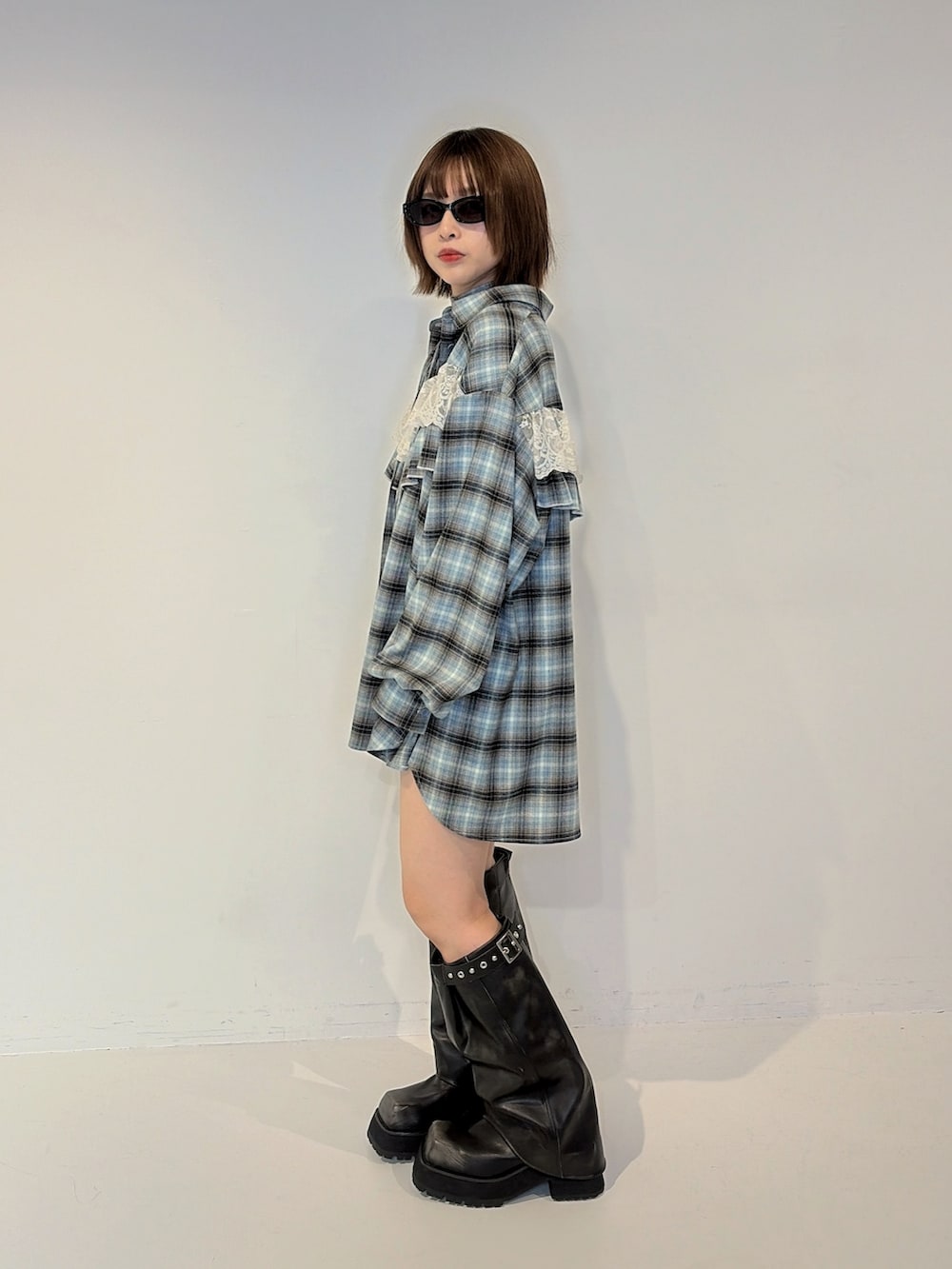 ブルー系のシャツ/ブラウス、ブラック系のその他パンツ、ブラック系のブーツを着用したレディースの秋コーディネートの2枚目の写真