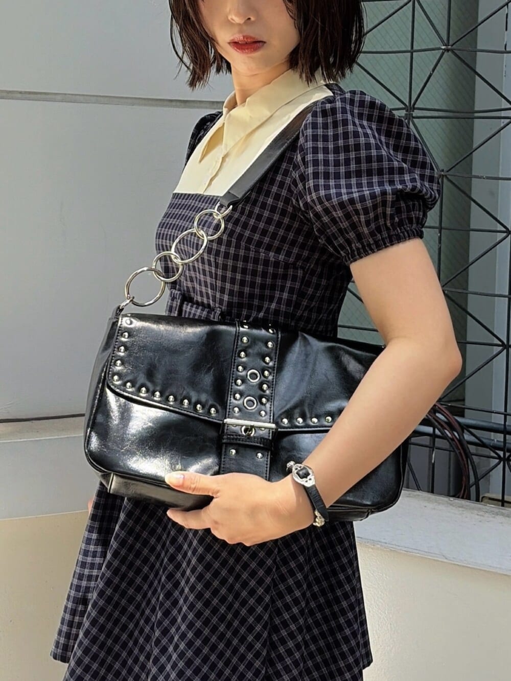 ブルー系のワンピース、ブラック系のハンドバッグ、ブラック系のブーツを着用したレディースの夏コーディネートの6枚目の写真