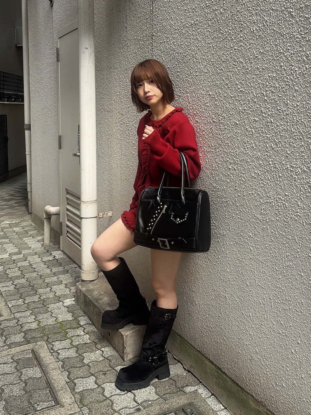 レッド系のカーディガン/ボレロ、レッド系のその他パンツ、ブラック系のハンドバッグを着用したレディースの秋コーディネートの7枚目の写真