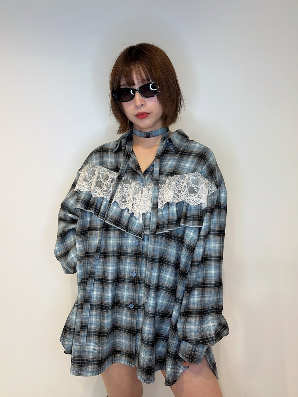 ブルー系のシャツ/ブラウス、ブラック系のその他パンツ、ブラック系のブーツを着用したレディースの秋コーディネートの4枚目の写真
