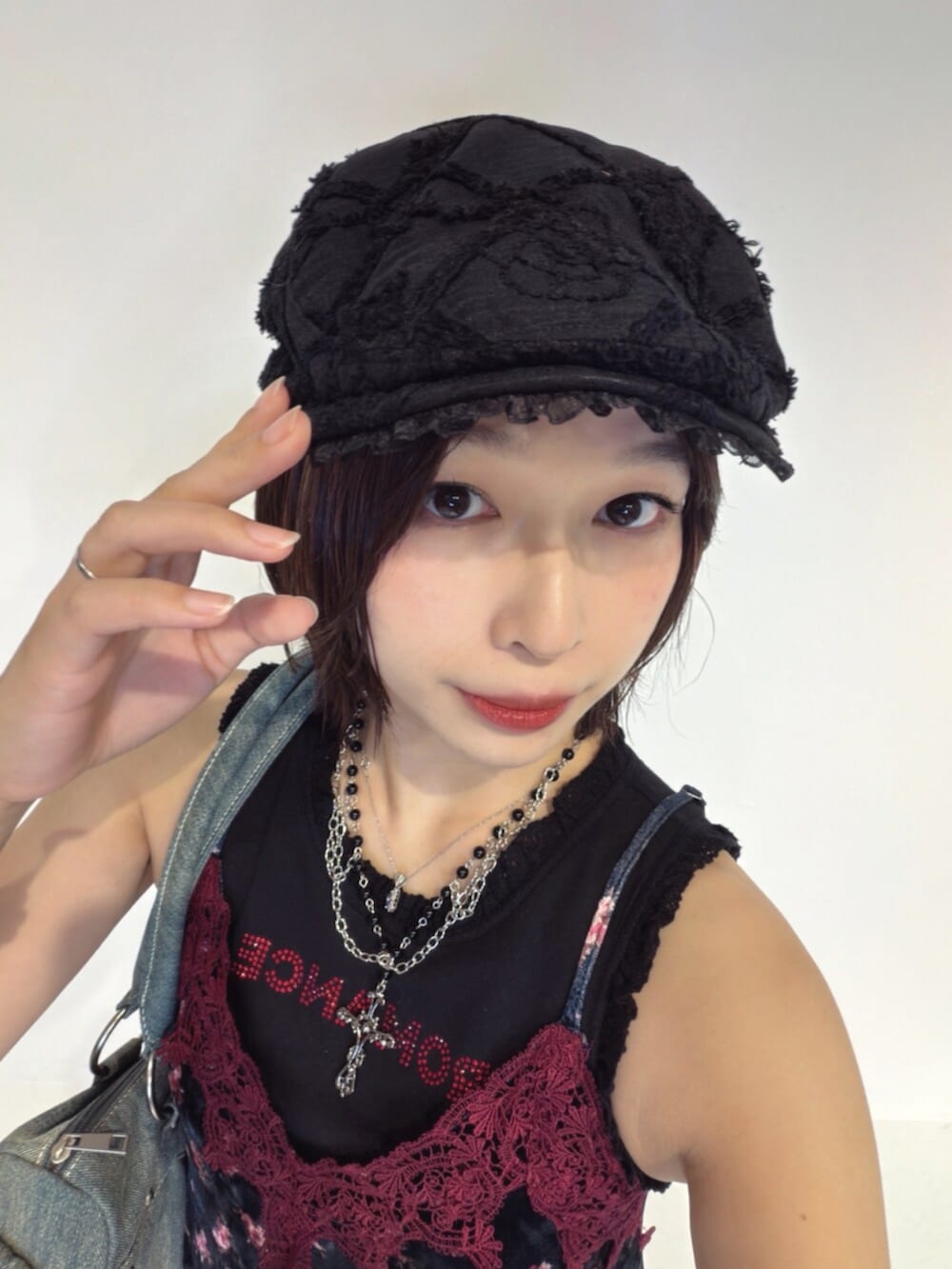 ブルー系のワンピース、ブルー系のボストンバッグ、ブラック系のタンクトップを着用したレディースの夏コーディネートの6枚目の写真
