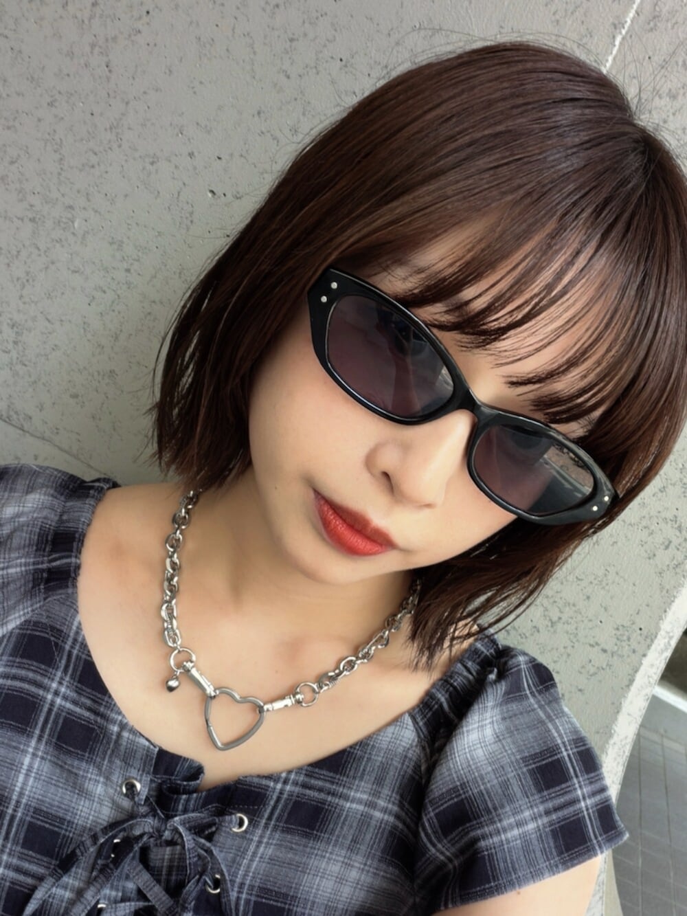 ブルー系のワンピース、ブラック系のブーツ、ブラック系のサングラスを着用したレディースの夏コーディネートの6枚目の写真