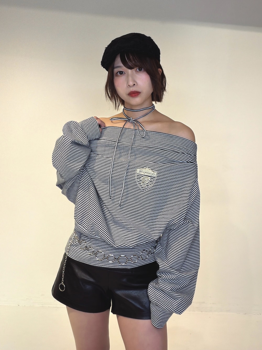 ブラック系のTシャツ/カットソー、ブラック系のその他パンツ、ブラック系のブーツを着用したレディースの秋コーディネートの5枚目の写真