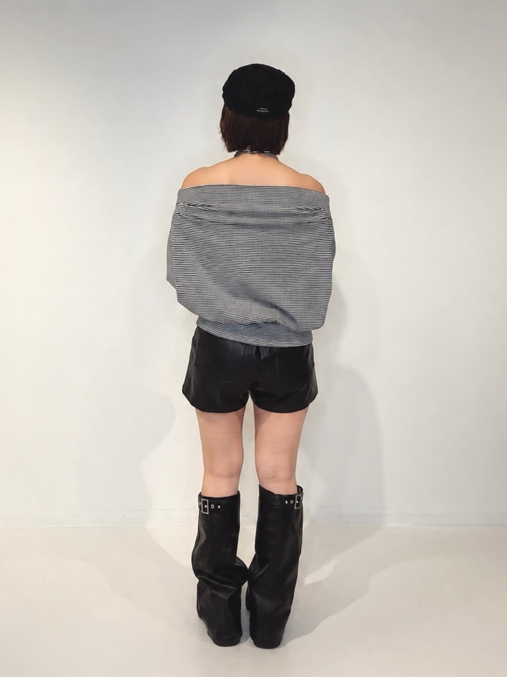 ブラック系のTシャツ/カットソー、ブラック系のその他パンツ、ブラック系のブーツを着用したレディースの秋コーディネートの3枚目の写真