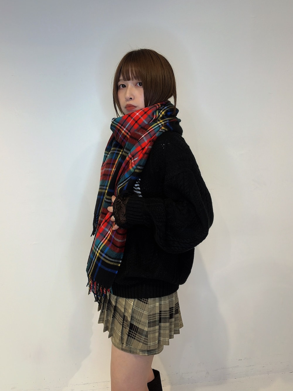 ブラック系のニット/セーター、ブラウン系のその他パンツ、ブラック系のブーツを着用したレディースの秋コーディネートの4枚目の写真