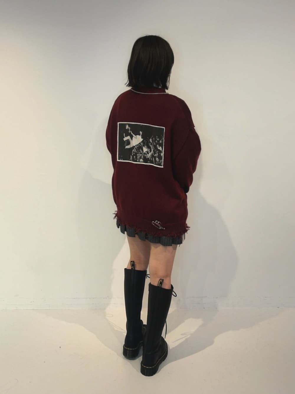 レッド系のカーディガン/ボレロ、ホワイト系のシャツ/ブラウス、グレー系のスカートを着用したレディースの夏コーディネートの3枚目の写真