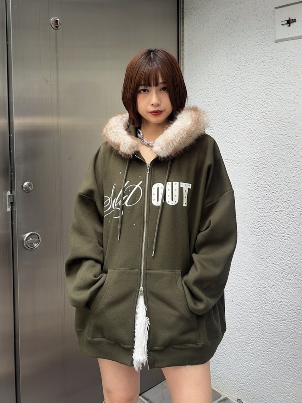 ホワイト系のスカート、ベージュ系のTシャツ/カットソー、ホワイト系のブーツを着用したレディースの秋コーディネートの4枚目の写真