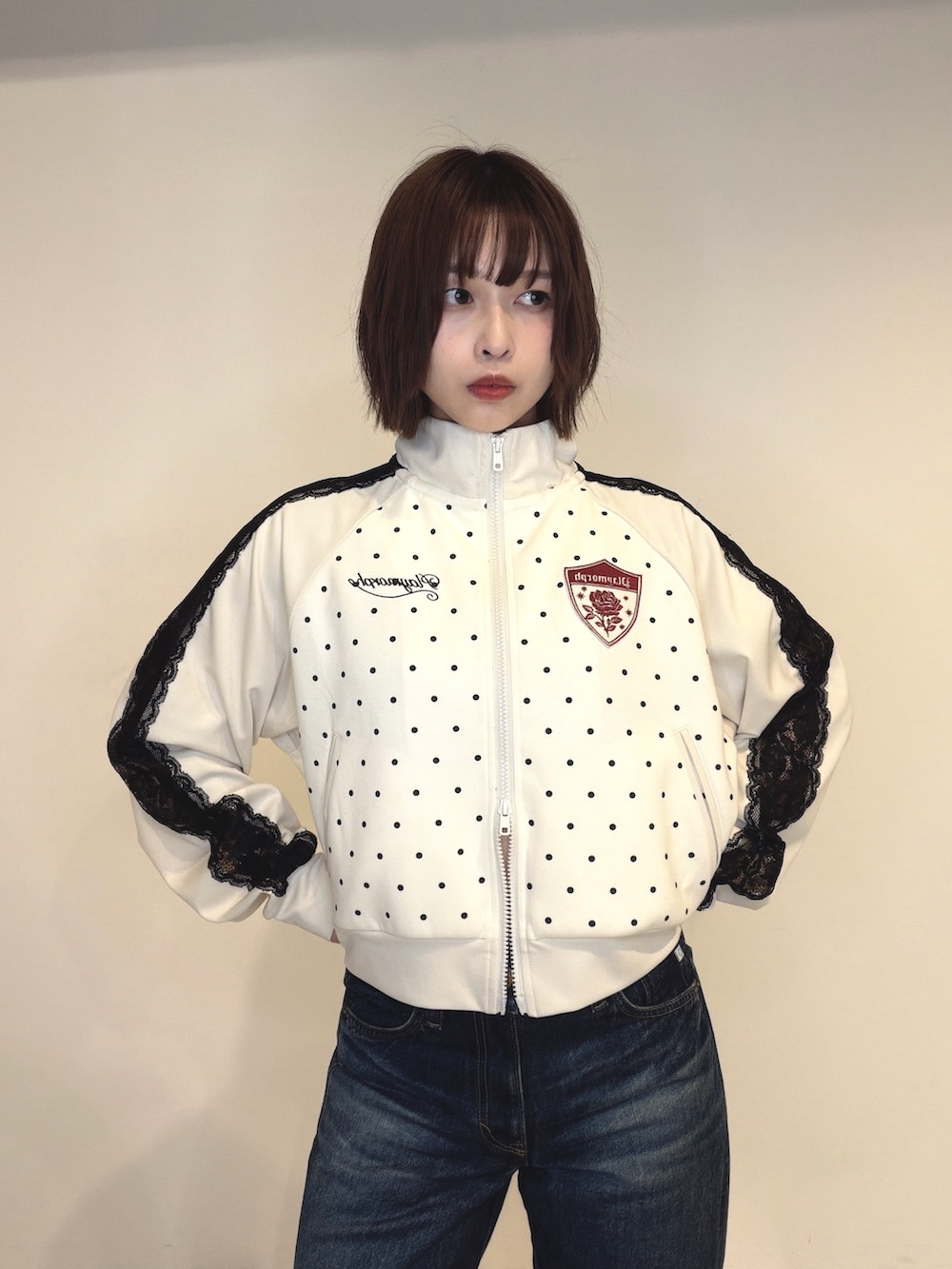 ブルー系のデニムパンツ、ホワイト系のTシャツ/カットソーを着用したレディースの秋コーディネートの8枚目の写真