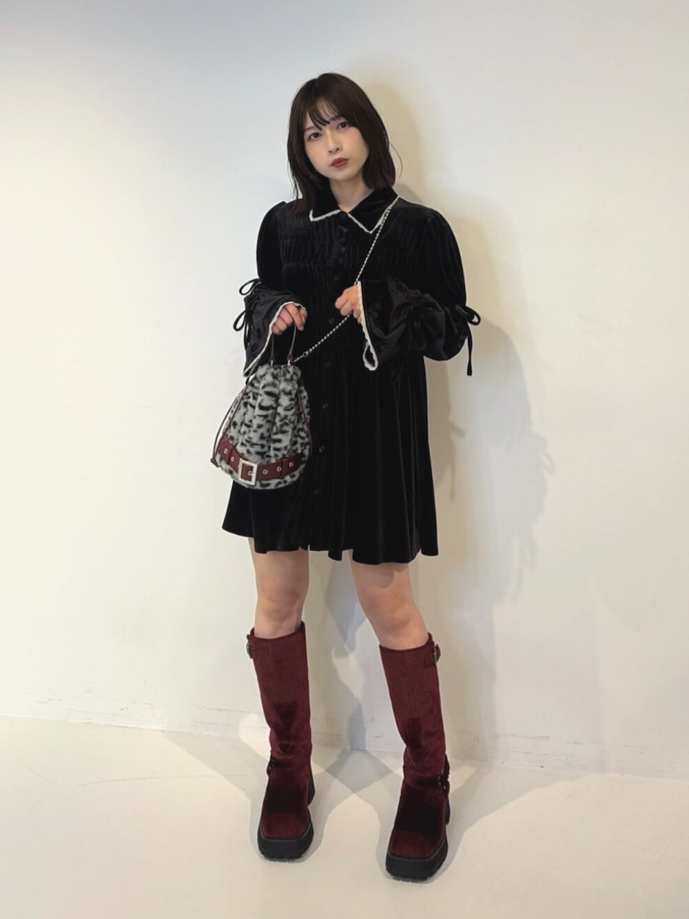 ブラック系のワンピース、グレー系のハンドバッグ、レッド系のブーツを着用したレディースの夏コーディネートの8枚目の写真