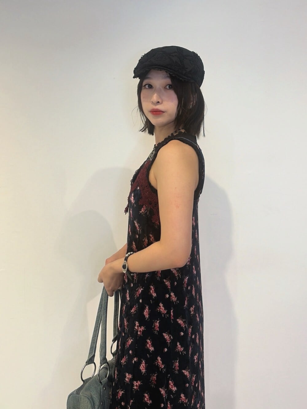 ブルー系のワンピース、ブルー系のボストンバッグ、ブラック系のタンクトップを着用したレディースの夏コーディネートの4枚目の写真
