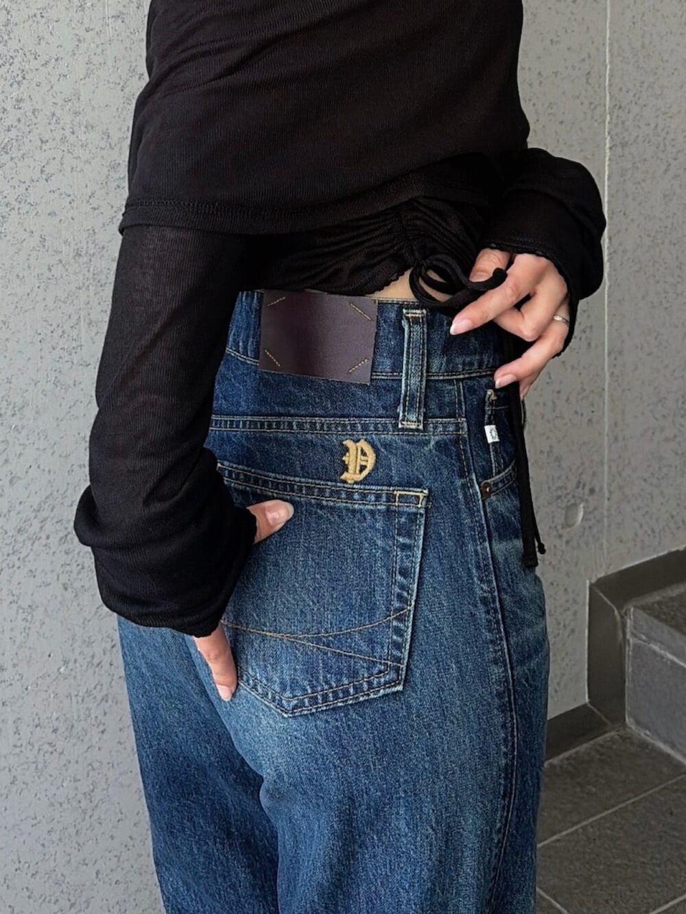 ブルー系のデニムパンツ、ブラック系のTシャツ/カットソー、ブラック系のパンプスを着用したレディースの夏コーディネートの5枚目の写真