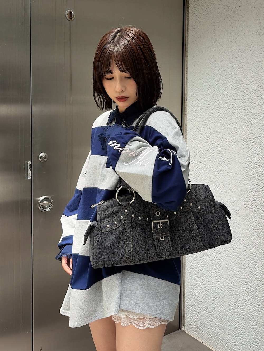 グレー系のTシャツ/カットソー、ブラック系のボストンバッグ、ブラック系のブーツを着用したレディースの夏コーディネートの6枚目の写真