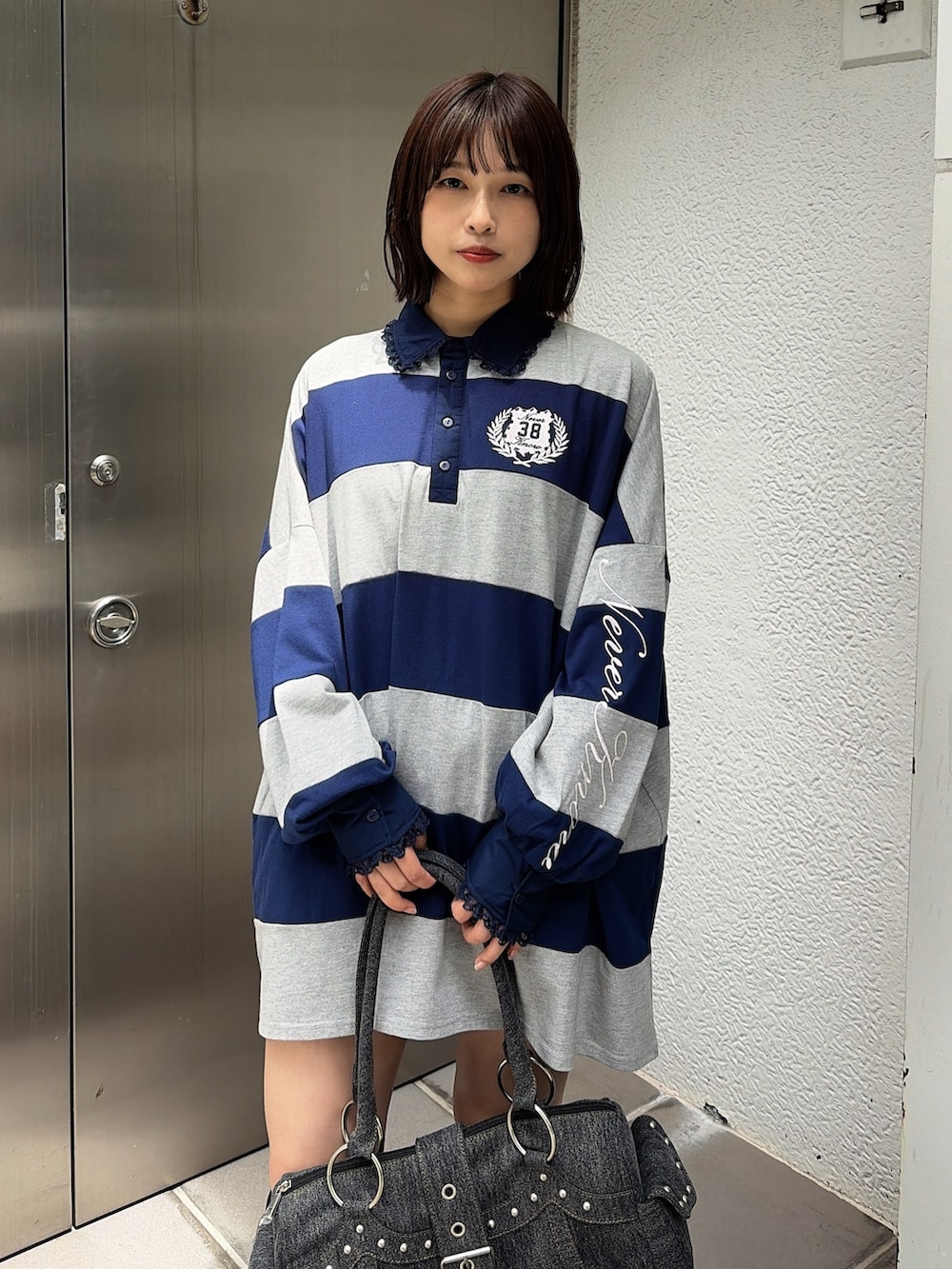 グレー系のTシャツ/カットソー、ブラック系のボストンバッグ、ブラック系のブーツを着用したレディースの夏コーディネートの5枚目の写真