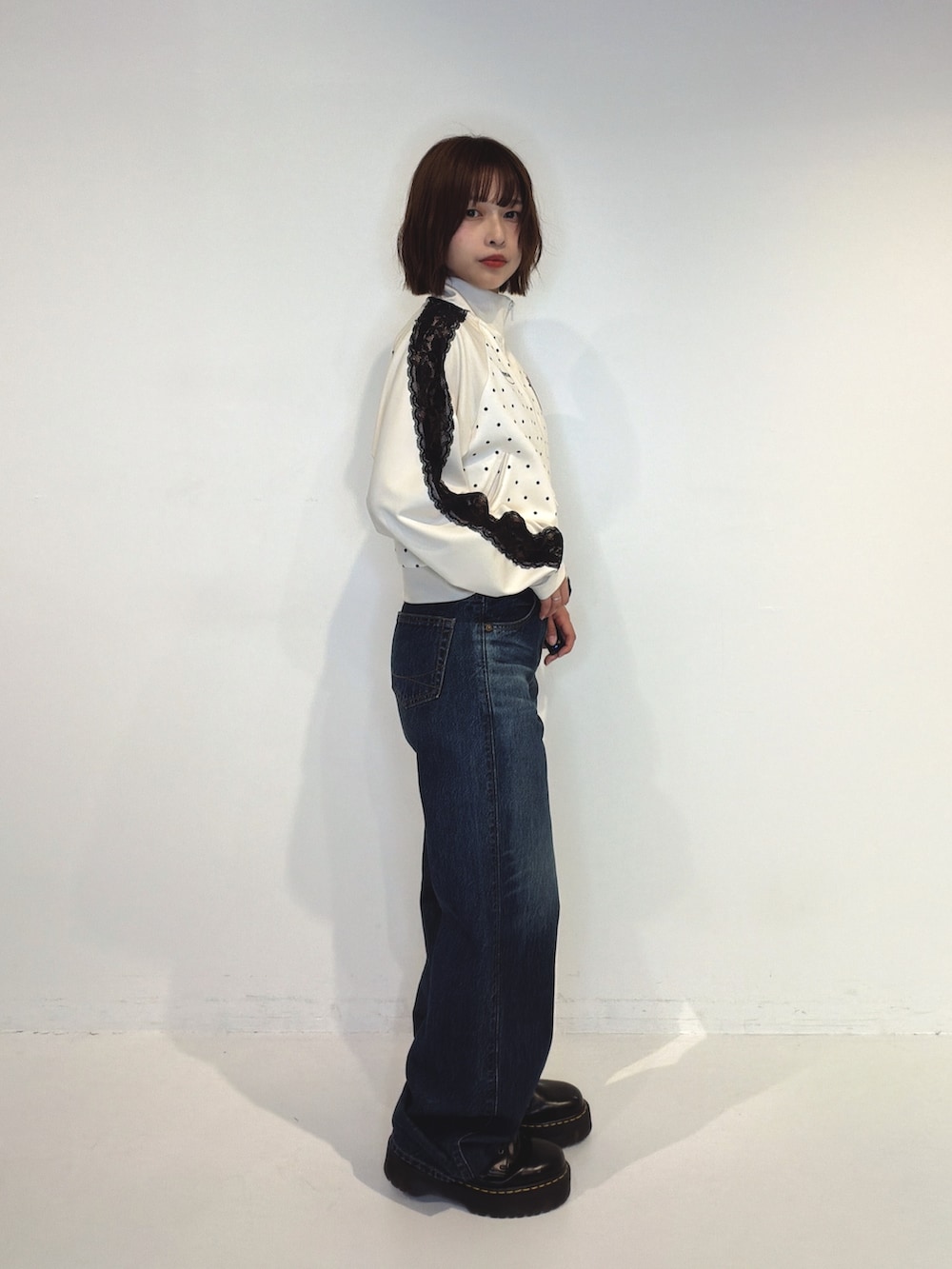 ブルー系のデニムパンツ、ホワイト系のTシャツ/カットソーを着用したレディースの秋コーディネートの2枚目の写真