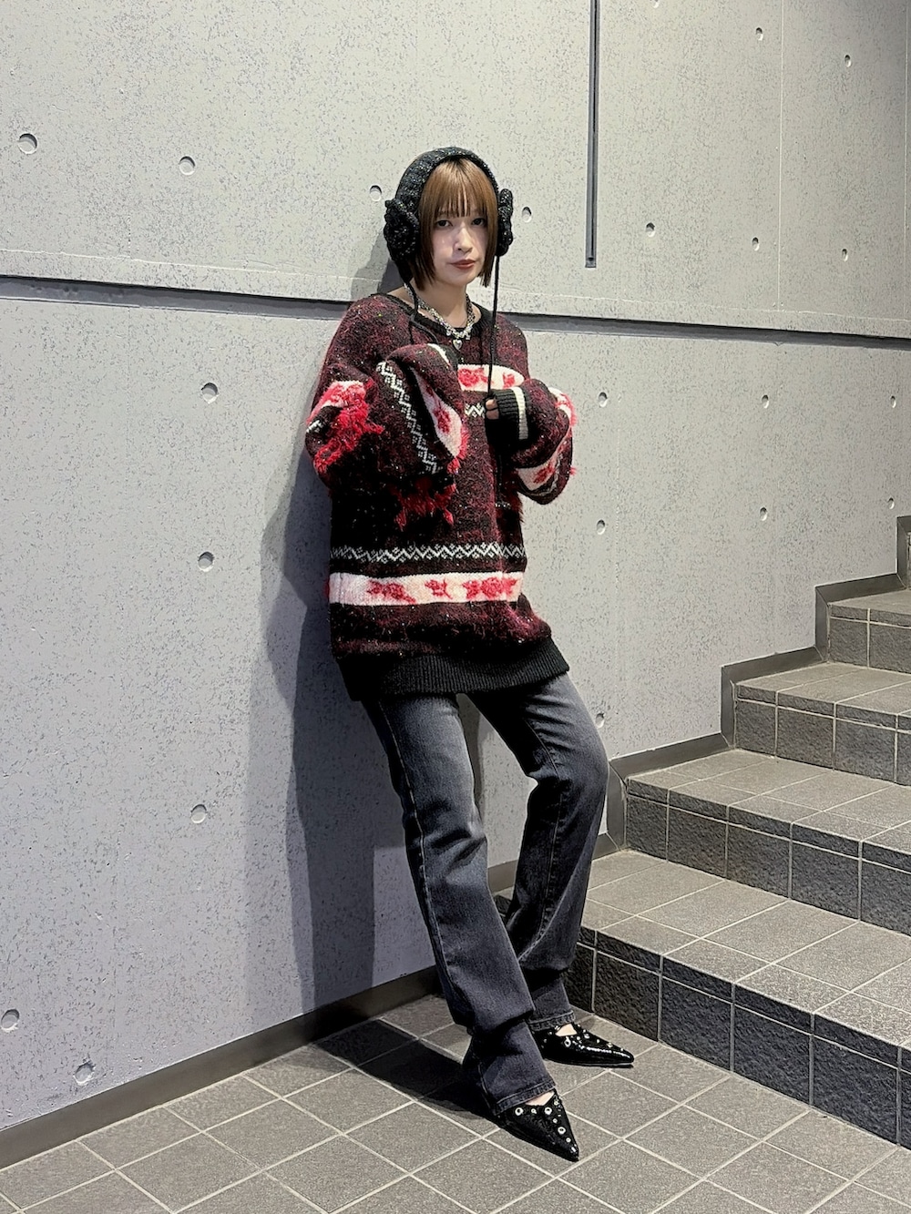 ブラック系のニット/セーター、ブラック系のその他パンツ、ブラック系のパンプスを着用したレディースの秋コーディネートの5枚目の写真