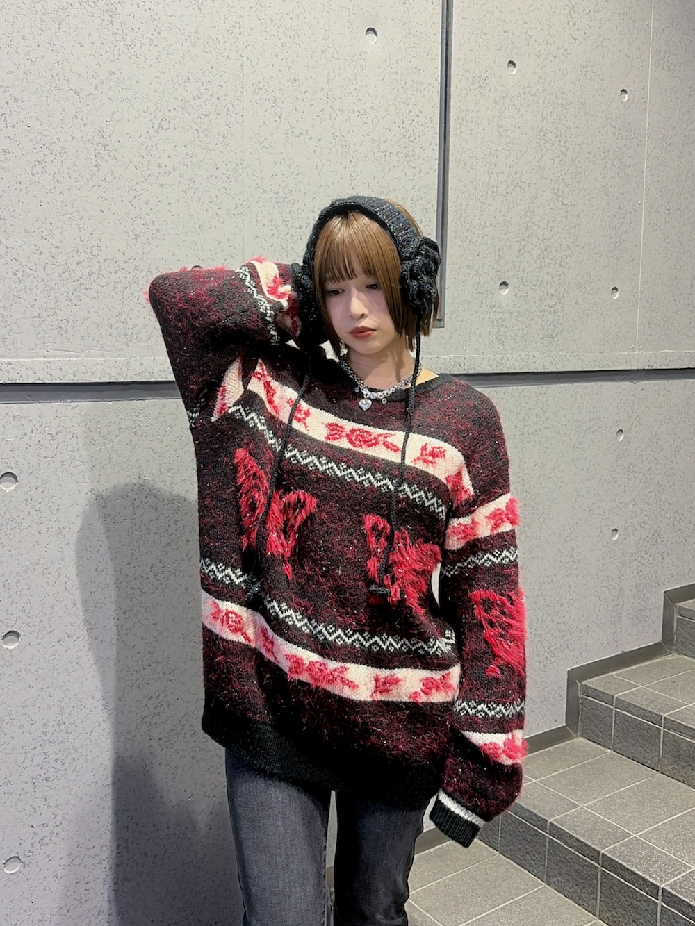 ブラック系のニット/セーター、ブラック系のその他パンツ、ブラック系のパンプスを着用したレディースの秋コーディネートの4枚目の写真