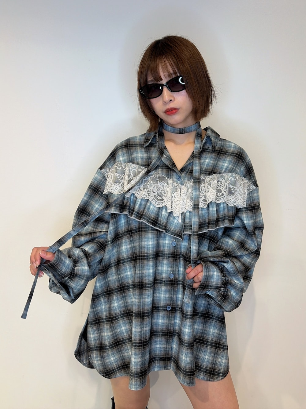 ブルー系のシャツ/ブラウス、ブラック系のその他パンツ、ブラック系のブーツを着用したレディースの秋コーディネートの5枚目の写真