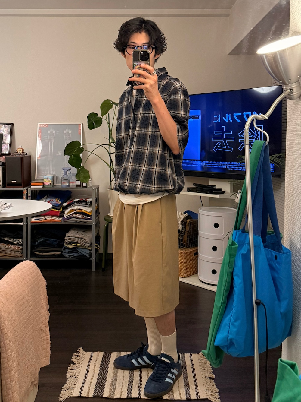 ブルー系のシャツ/ブラウス、ベージュ系のパンツ、ブルー系のスニーカーを着用したメンズの夏コーディネートの3枚目の写真