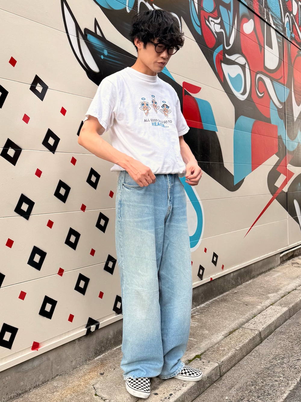 ブルー系のデニムパンツ、ホワイト系のスリッポンを着用したメンズの夏コーディネートの2枚目の写真