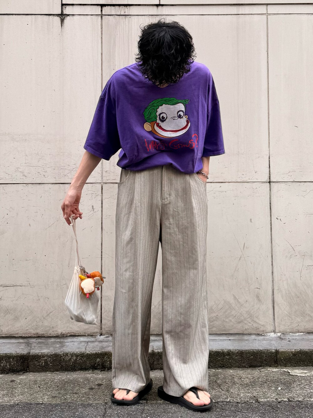 ベージュ系のその他パンツ、シルバー系のメガネを着用したメンズの夏コーディネートの3枚目の写真