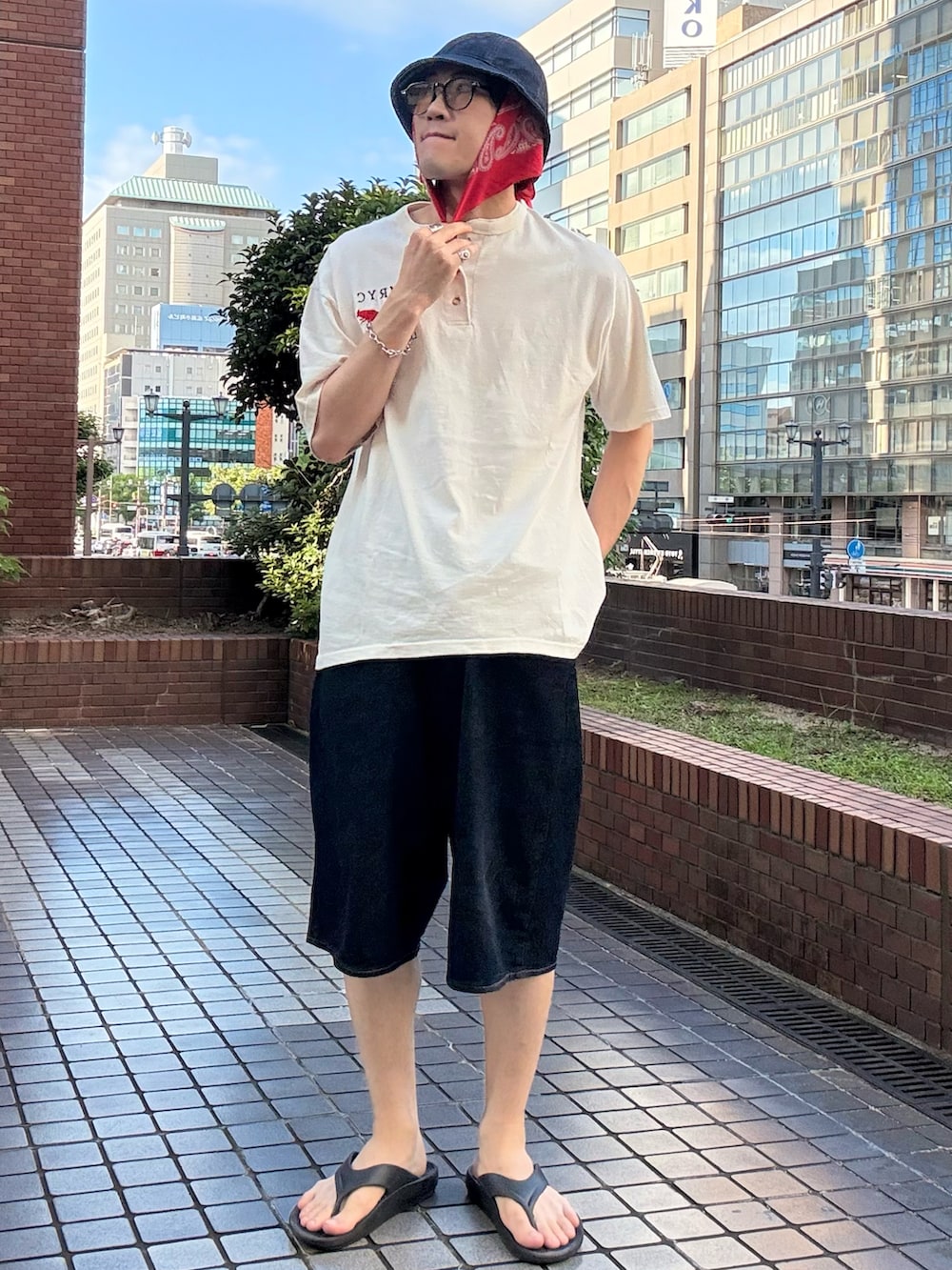 ブルー系のデニムパンツ、ブルー系のハットを着用したメンズの夏コーディネートの2枚目の写真