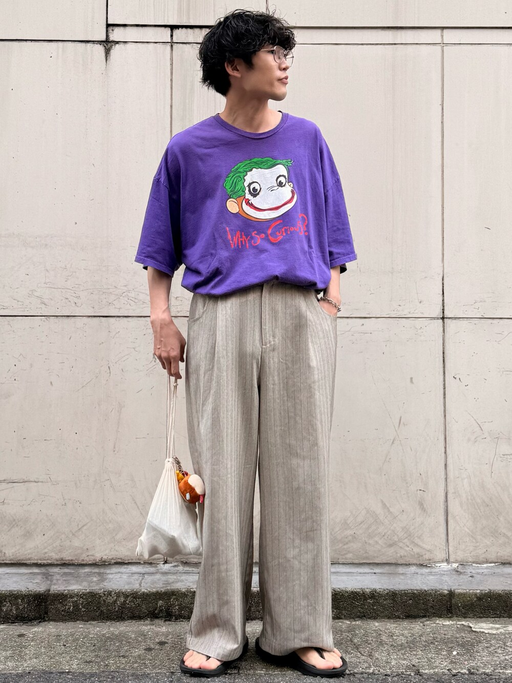 ベージュ系のその他パンツ、シルバー系のメガネを着用したメンズの夏コーディネートの2枚目の写真