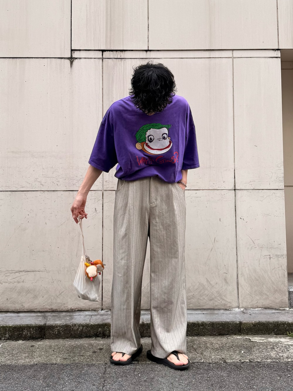 ベージュ系のその他パンツ、シルバー系のメガネを着用したメンズの夏コーディネートの3枚目の写真